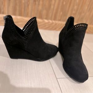 Women’s sz 10 black CL by Chinese Laundry ankle booties. Great used condition.